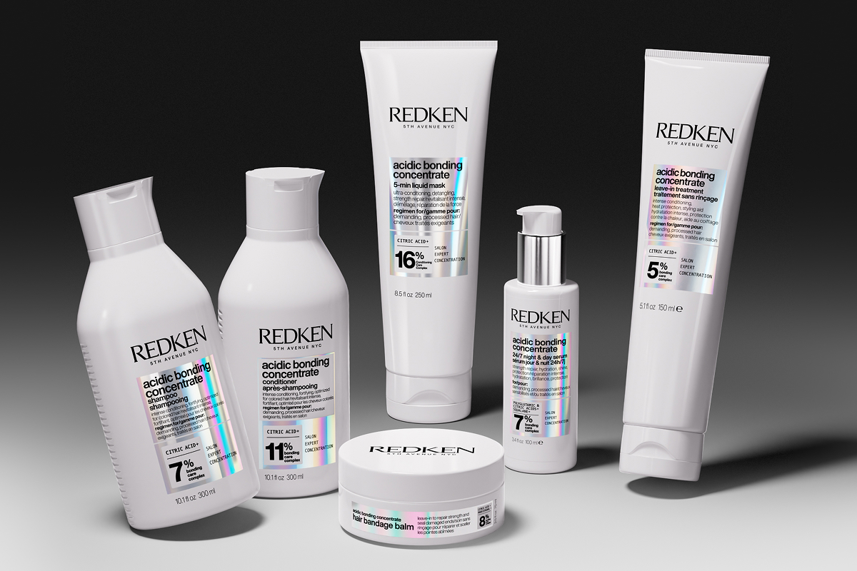 Redken Acidic Bonding Concentrate hårpleieprodukter (sjampo, balsam, kur, serum og leave-in) mot mørk bakgrunn.