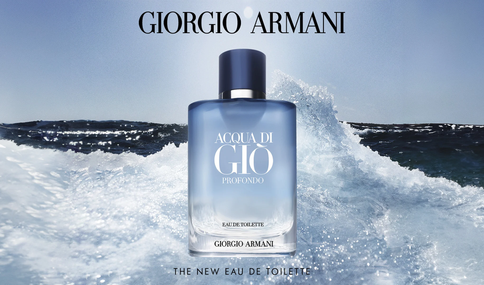 Giorgio Armani Acqua di Giò Profondo - den nye eau de toilette. Bildet viser en blå flaske med en frisk og maritim duft, plassert foran et bølgende hav.