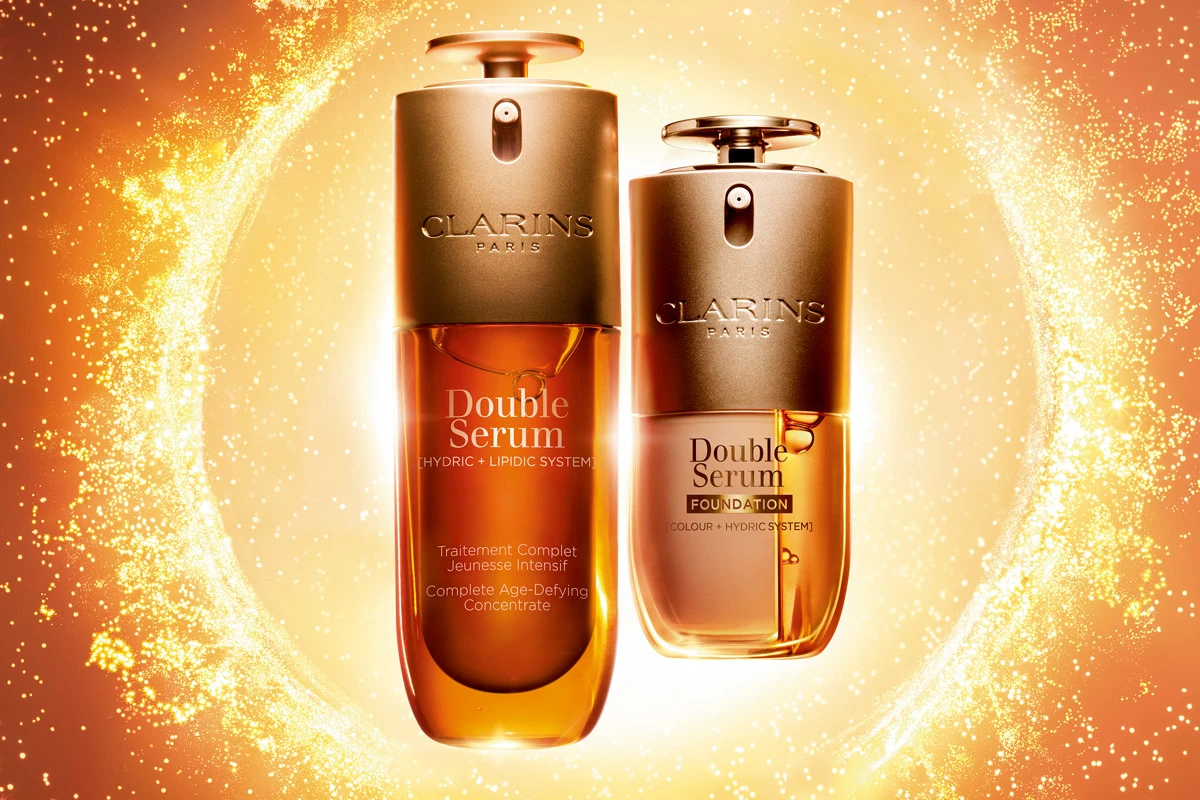 Clarins Double Serum ja Double Serum Foundation kultaisella taustalla.