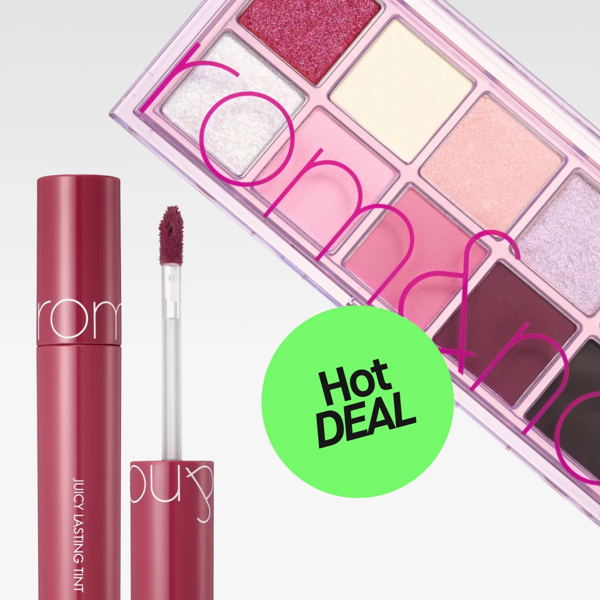 En Juicy Lasting Tint läpprodukt från Rom&nd i mörkrosa förpackning, samt en ögonskuggspalett med flera nyanser, inklusive rosa och glitter. Texten 'Hot DEAL' mot en vit bakgrund