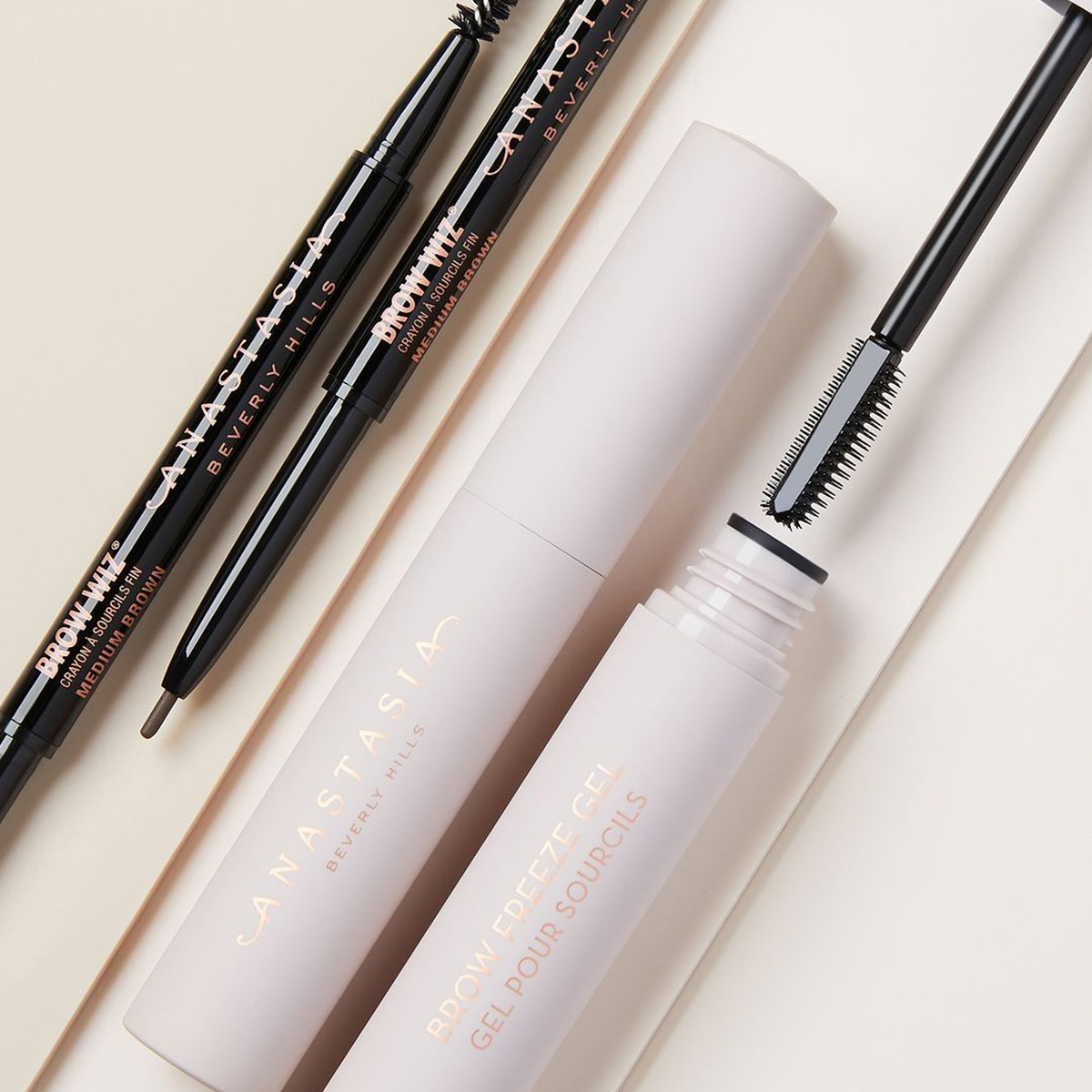 Anastasia Beverly Hills -kauneustuotteet: kaksi kulmakynää sävyssä Medium Brown ja kulmageeli harjalla.