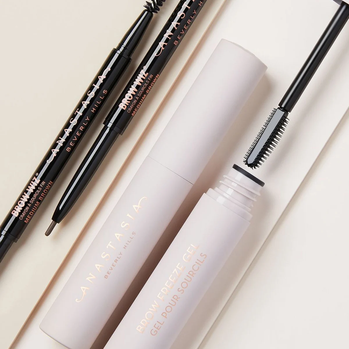 Skönhetsprodukter från Anastasia Beverly Hills: två ögonbrynspennor i färgen Medium Brown och en ögonbrynsgel med borste.