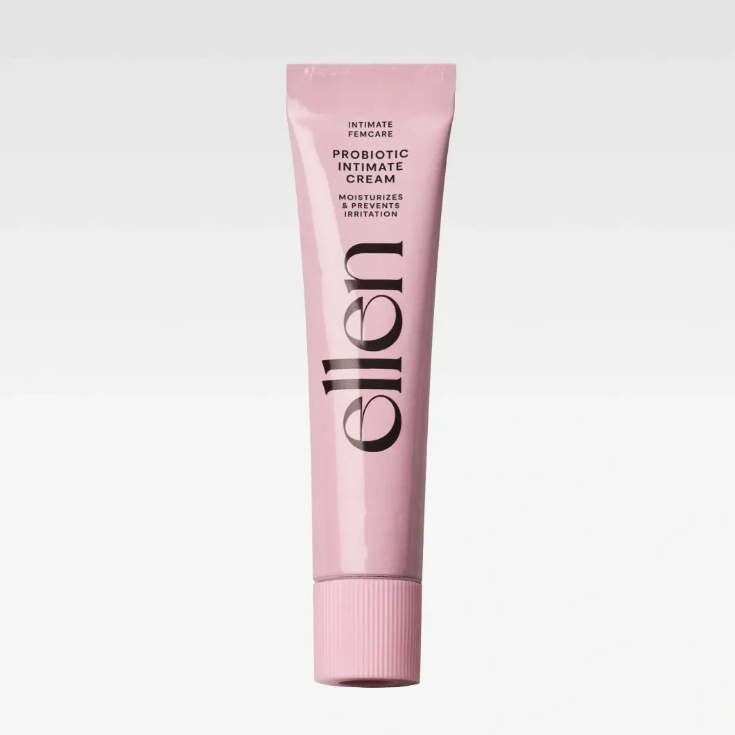 Rosa tube med ellen Probiotic Intimate Cream mot lys grå bakgrunn. Teksten “INTIMATE FEMCARE”, “PROBIOTIC INTIMATE CREAM” og “MOISTURIZES & PREVENTS IRRITATION” vises på emballasjen.