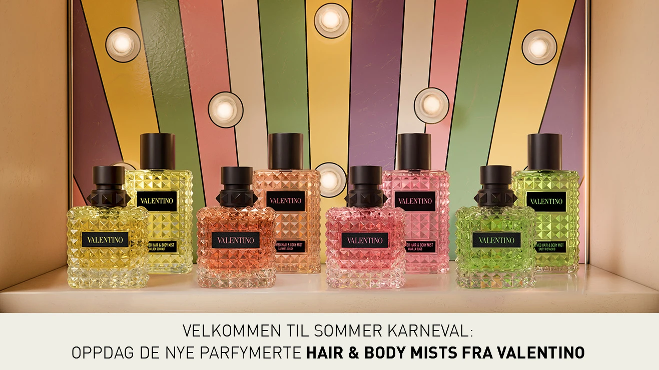 Fargerik kampanjbilde med Valentino Hair & Body Mists i gule, ferskenfargede, rosa og grønne flasker foran en dekorativ bakgrunn med pastellfargede striper og lys. Teksten “VÄLKOMMEN TILL SOMMARMÄSSAN: UPPTÄCK DE NYA PARFYMERADE HAIR & BODY MISTS FRÅN VALENTINO” vises nederst i bildet.