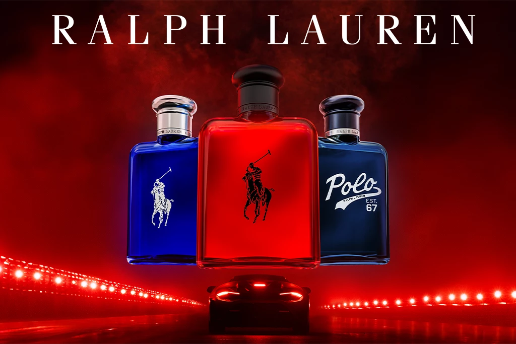 Tre Ralph Lauren Polo-parfymeflasker i blått og rødt svever over en sportsbil i en dramatisk rød belyst tunnel, med logoen tydelig plassert øverst i bildet.