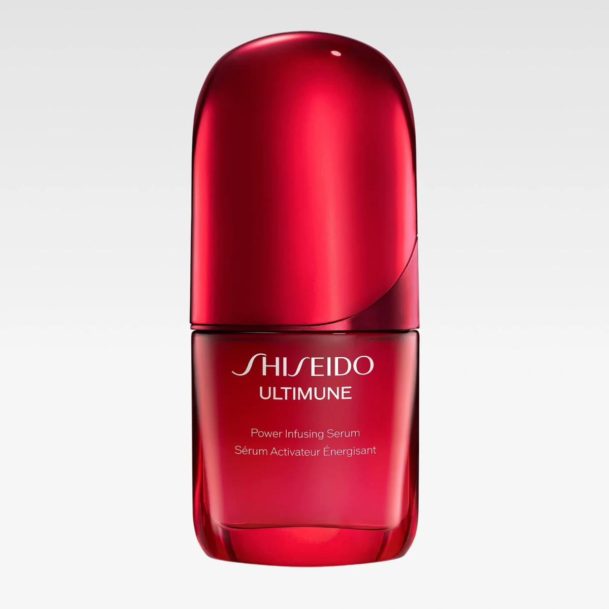 Shiseido Ultimune Power Infusing Serum i rød serumflaske mot lys grå bakgrunn. Synlig tekst inkluderer “ULTIMUNE”, “Power Infusing Serum” og “Sérum Activateur Énergisant”.