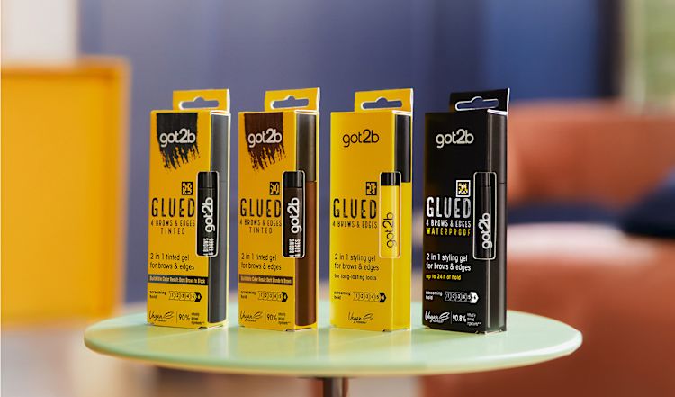 Fire got2b Glued stylingprodukter for bryn og kanter presentert på et bord.