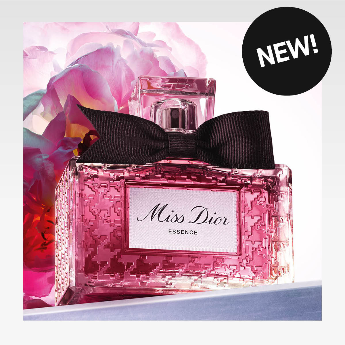 Miss Dior-parfyme med en rose i bakgrunnen. Svart sticker med teksten "NEW!".