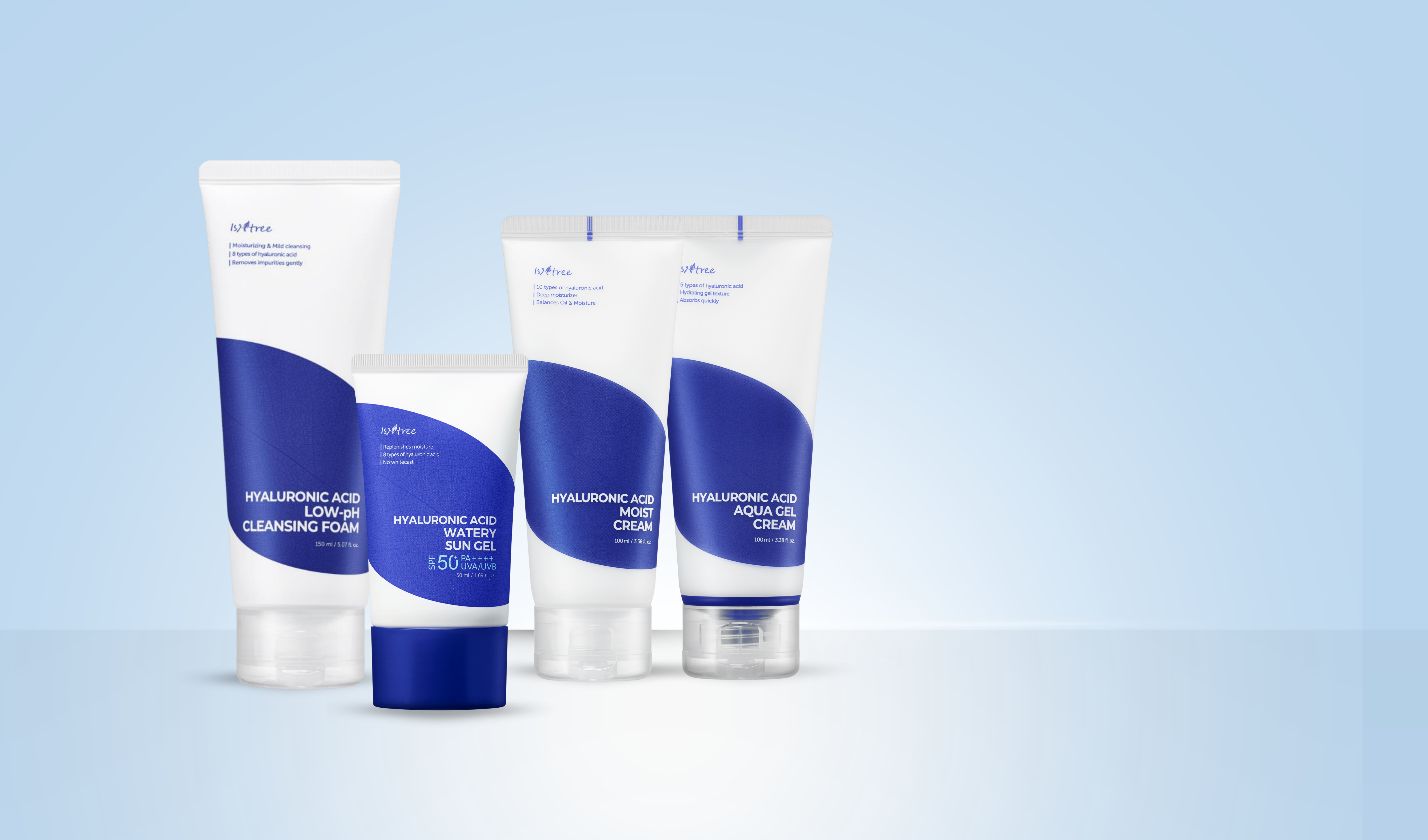 Bilde med fire hudpleieprodukter som inneholder hyaluronsyre på en lyseblå bakgrunn.
