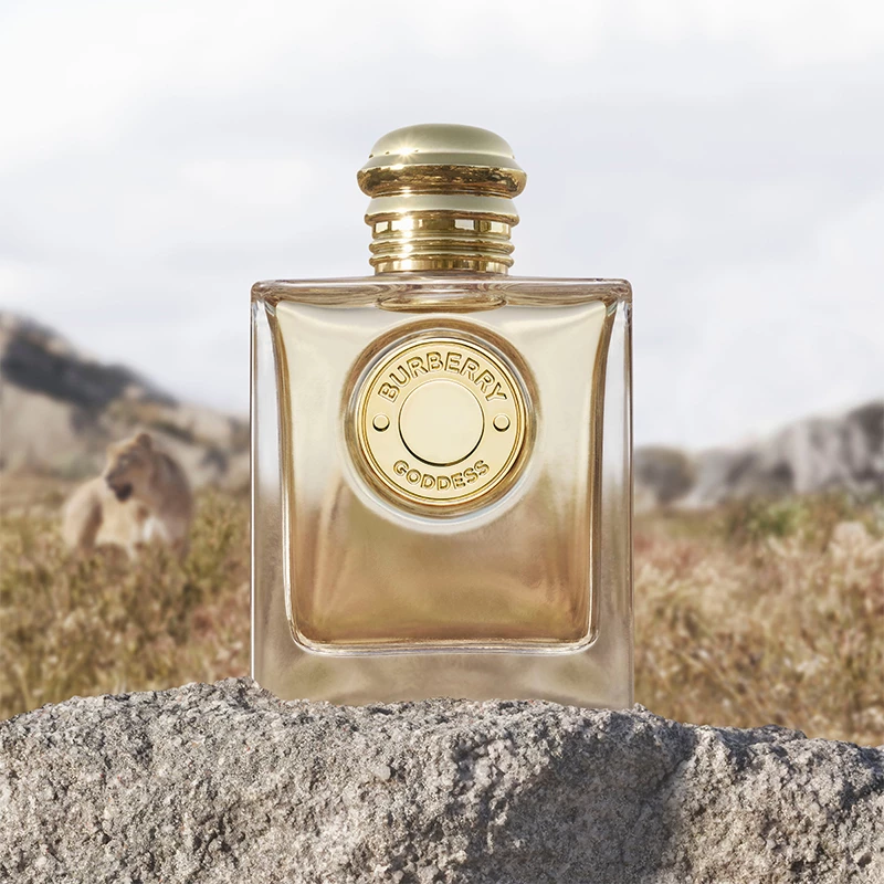 Burberry Goddess -hajuvesipullo seisoo kiven päällä, taustalla näkyy leijona ja vuoristomaisema.