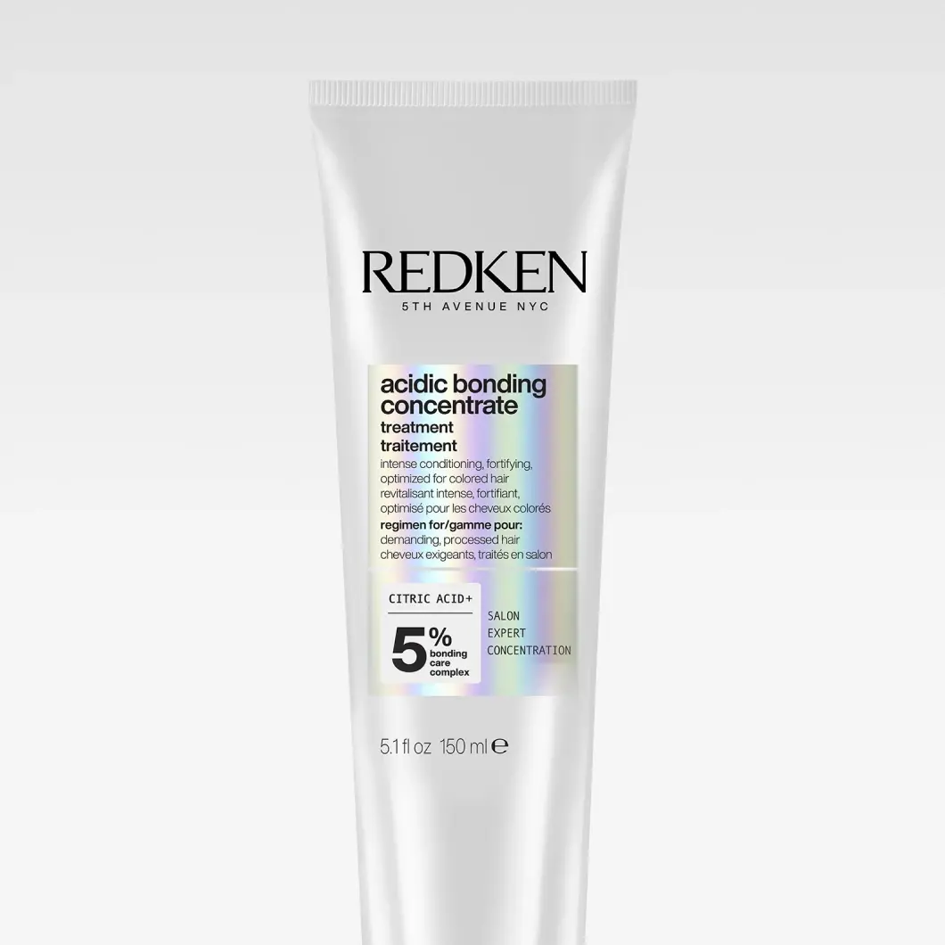 Redken Acidic Bonding Concentrate Treatment är en intensiv hårinpackning i en vit tub. På förpackningen syns texterna "REDKEN 5TH AVENUE NYC", "acidic bonding concentrate treatment", "CITRIC ACID+", "5% bonding care complex", "SALON EXPERT CONCENTRATION" och "150 ml".
