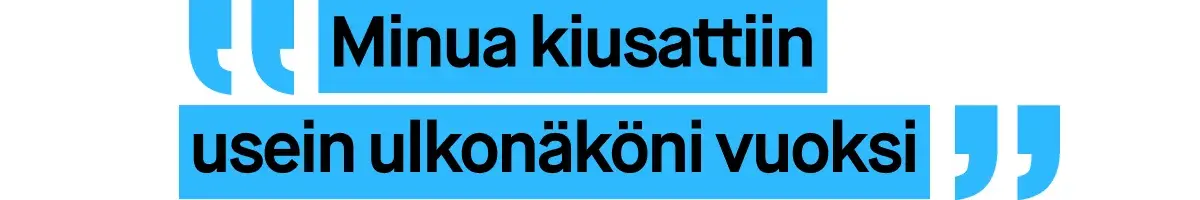 Kuva, jossa on sinisellä tekstillä kirjoitettu sitaatti. Sitaatti kuuluu: ”Minua kiusattiin usein ulkonäköni vuoksi”.