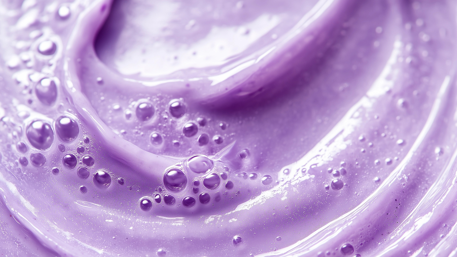 Lähikuva violetista voiteesta, jossa on kuplia