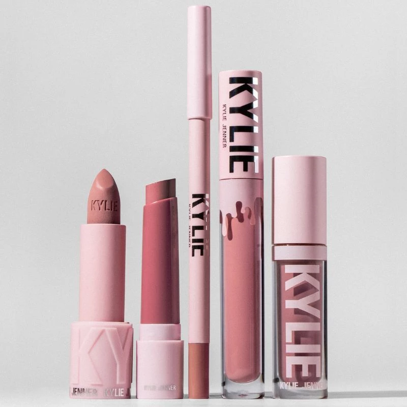 Vaaleanpunaisia huulituotteita Kylie Cosmeticsilta harmaata taustaa vasten.