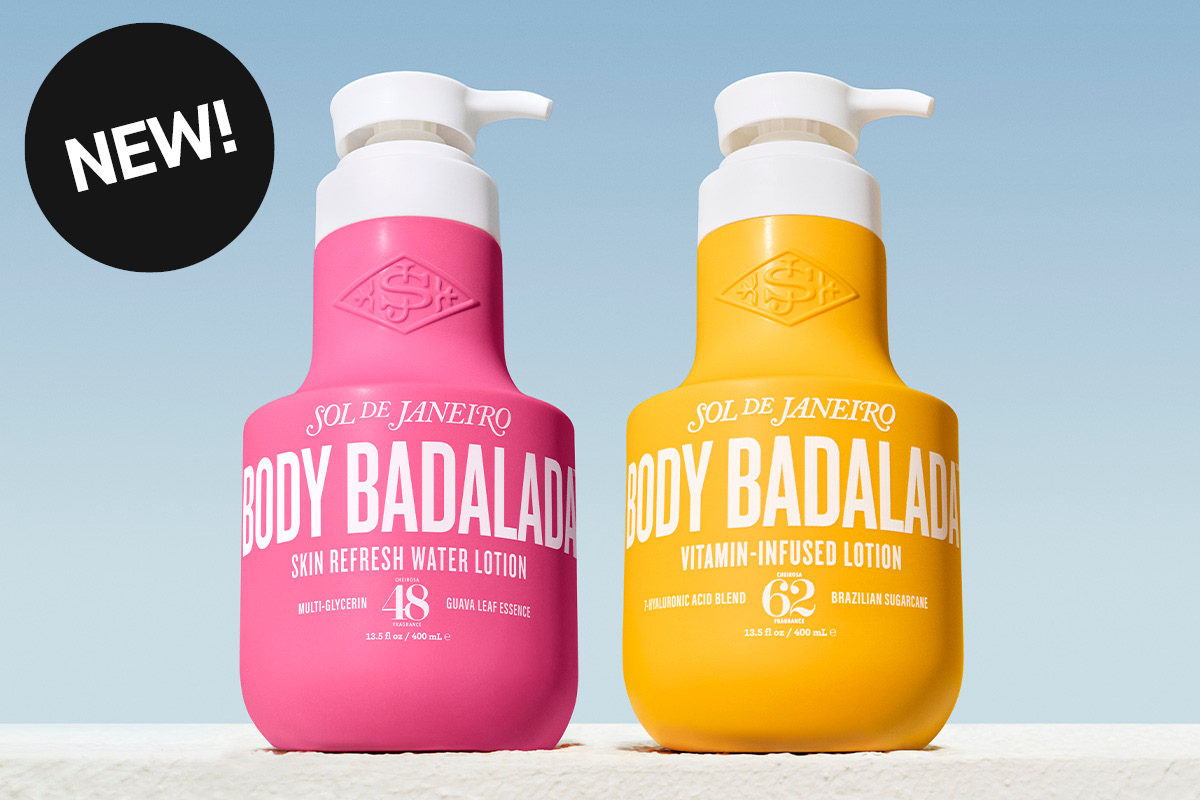 Produktbild med texten “NEW!” och två Sol de Janeiro Body Badalada body lotions med pumpflaska mot ljusblå bakgrund. Den rosa flaskan har texten “Skin Refresh Water Lotion 48” och den gula flaskan har texten “Vitamin-Infused Lotion 62”.