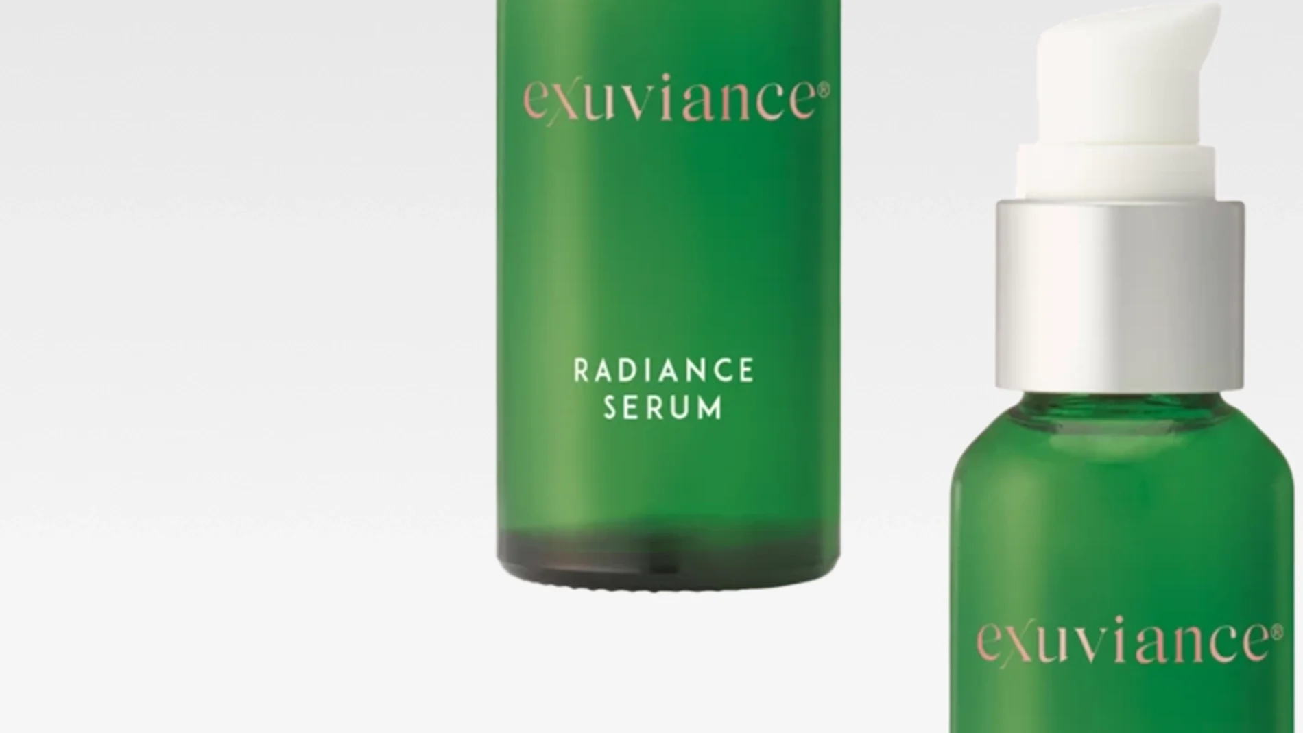 To grønne flasker mot en hvit bakgrunn som inneholder Exuviance Radiance serum