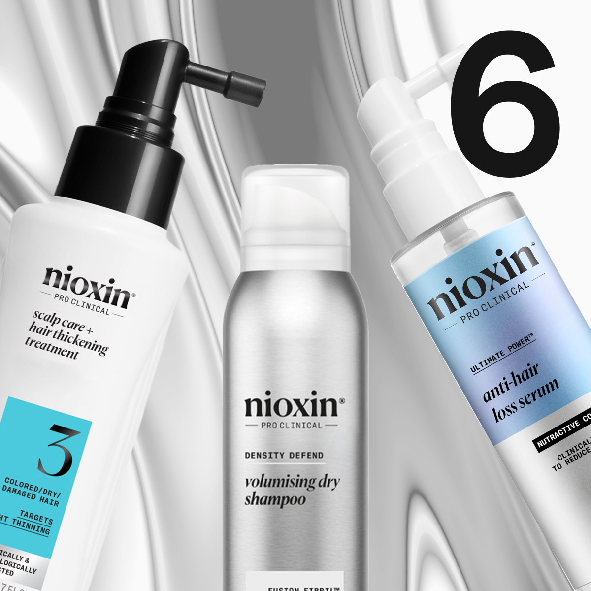 Tre Nioxin-produkter for hårpleie mot sølvbakgrunn – hvitt serum, sølv tørrsjampo og blå flaske med pumpe.