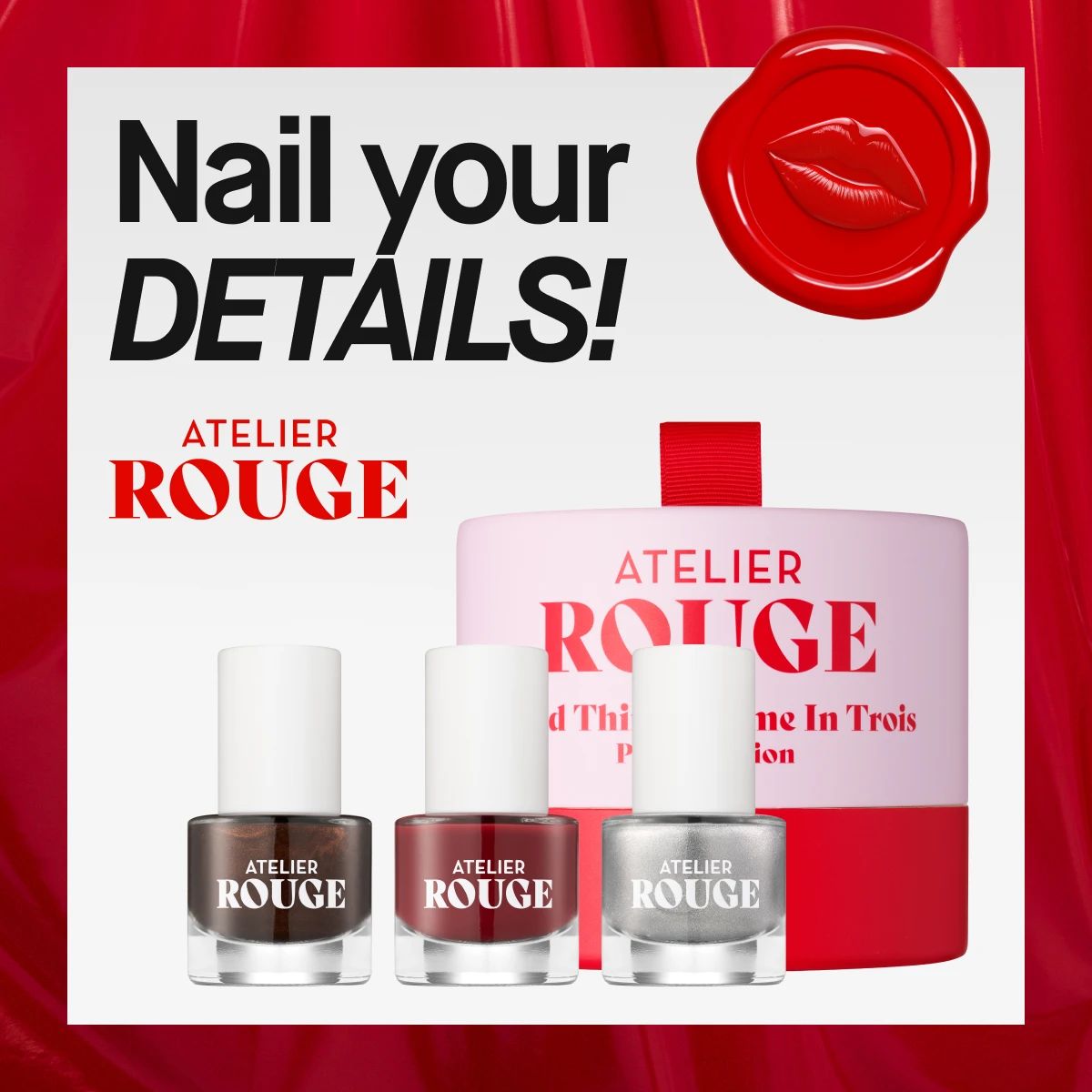 Bild som visar tre nagellacksflaskor från Atelier Rouge. Färgerna på nagellacken är brun, röd och silver. Texten "Nail your DETAILS!" och "Atelier Rouge" är synliga. En rosa presentförpackning med texten "Atelier Rouge Good Things Come In Trois Collection" är också synlig. Bakgrunden är vit med röda detaljer.