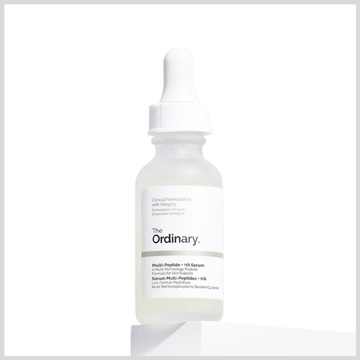 "TThe Ordinary" Multi-Peptide + HA Seerumi 30 ml vaaleanvalkoista taustaa vasten.