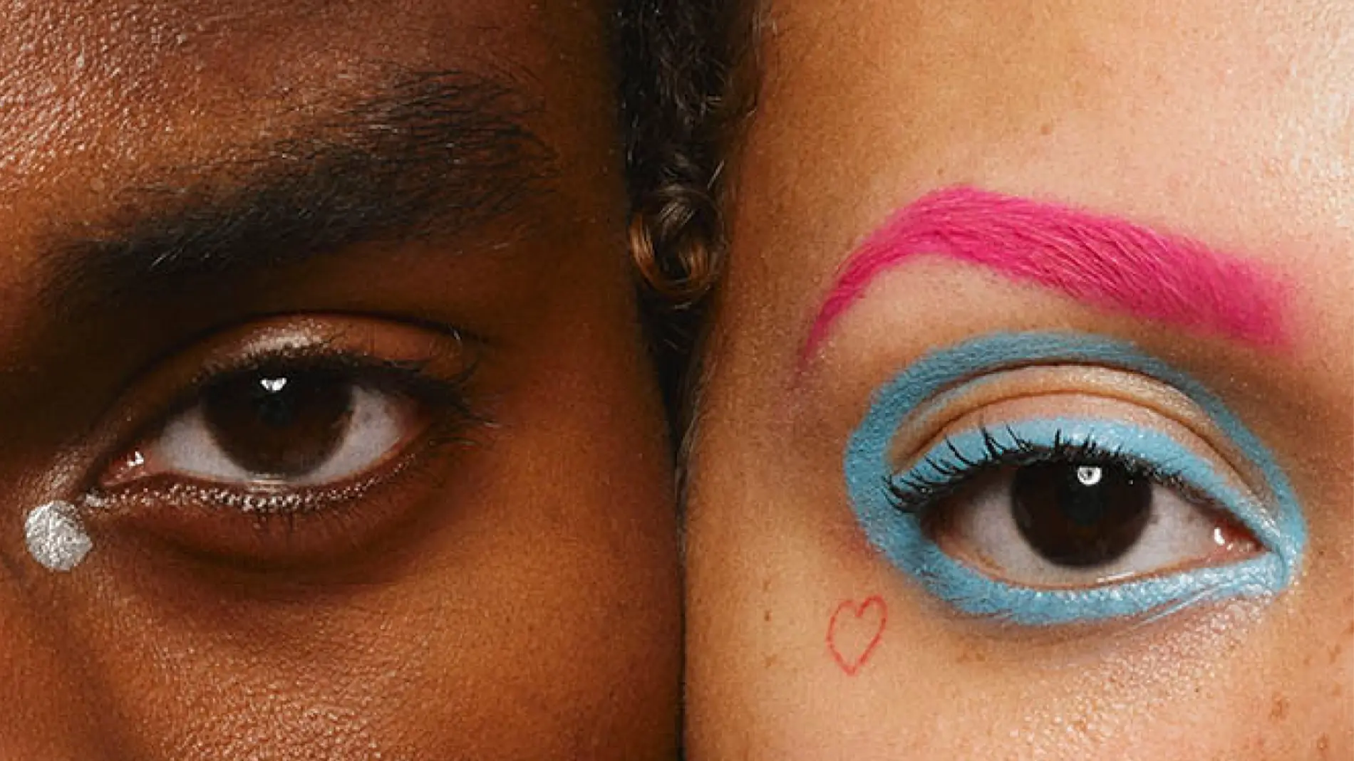 Närbild av två ögon och delar av ansikten sida vid sida med fokus på ögonmakeup. Den ena har naturlig makeup, medan den andra har färgstark makeup med blå ögonskugga, rosa ögonbryn och en liten hjärtformad detalj vid ögat.