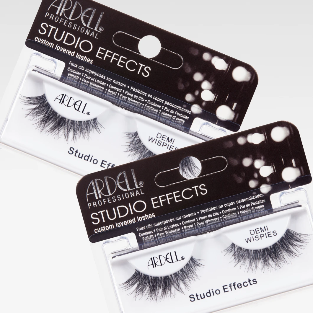 Kaksi Ardell Professional Studio Effects -irtoripsipakkausta mallissa Demi Wispies. Ripset ovat valkoisissa koteloissa mustissa pakkauksissa.
