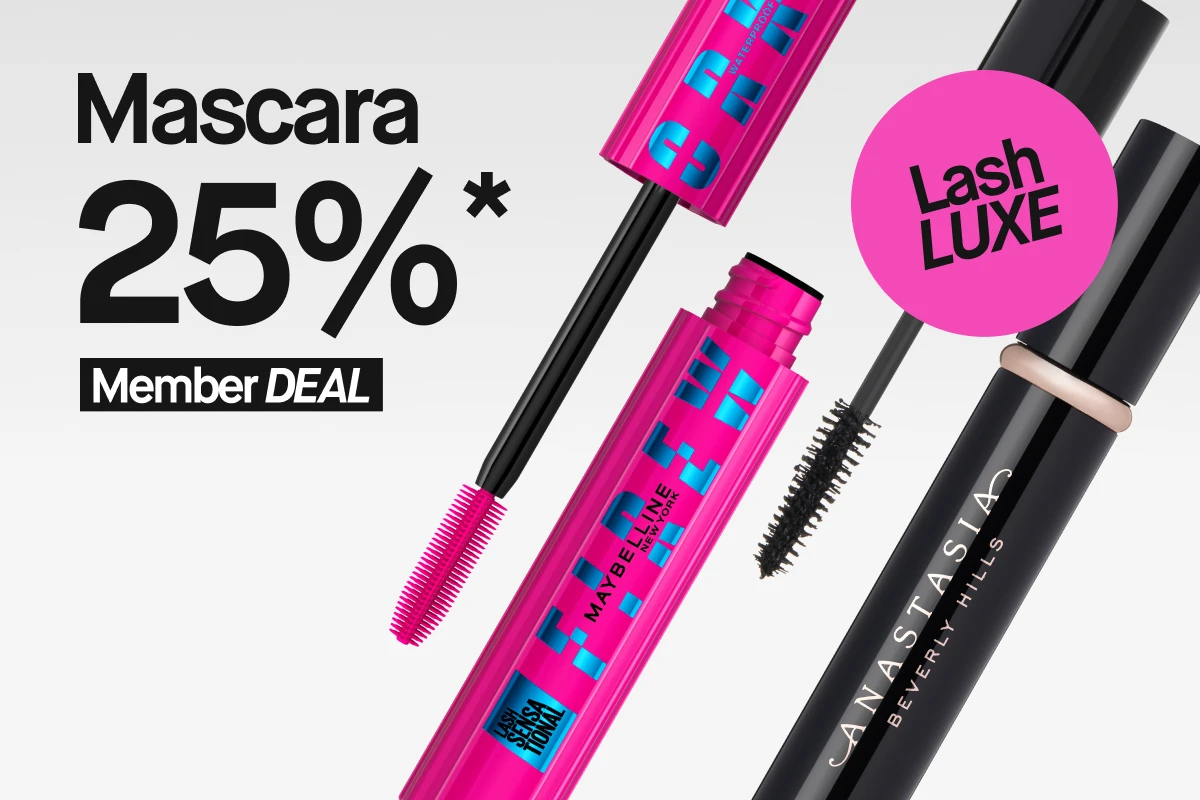 Produktbilde med flere maskaraer og grafisk tekst på lys bakgrunn. Teksten «Mascara 25% Member DEAL» og en rosa sirkel med teksten «Lash LUXE» vises. Åpne og lukkede maskaraer med børster fra merkene Maybelline Lash Sensational Sky High og Anastasia Beverly Hills er synlige.