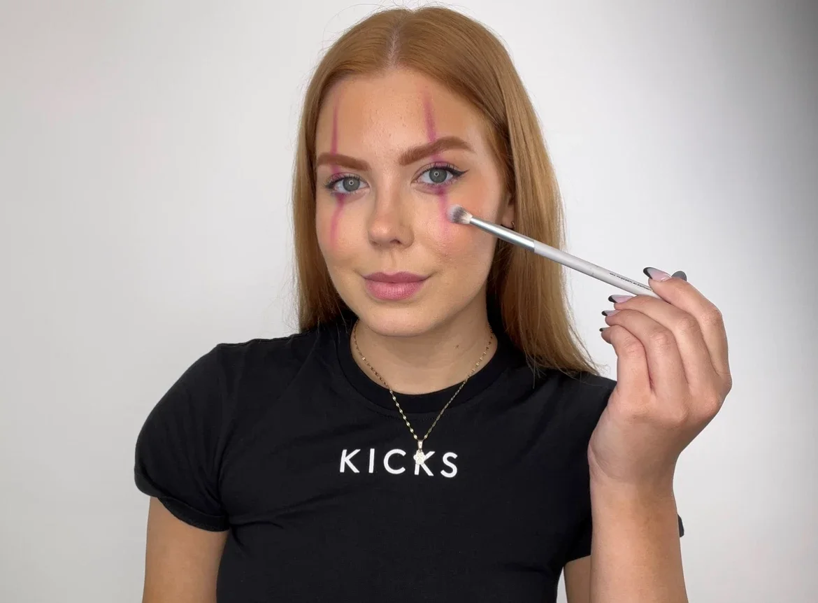 KICKS' makeupartist Isabella viser deg steg for steg hvordan du kan bruke en skremmende tolkning av den klassiske klovnelooken.