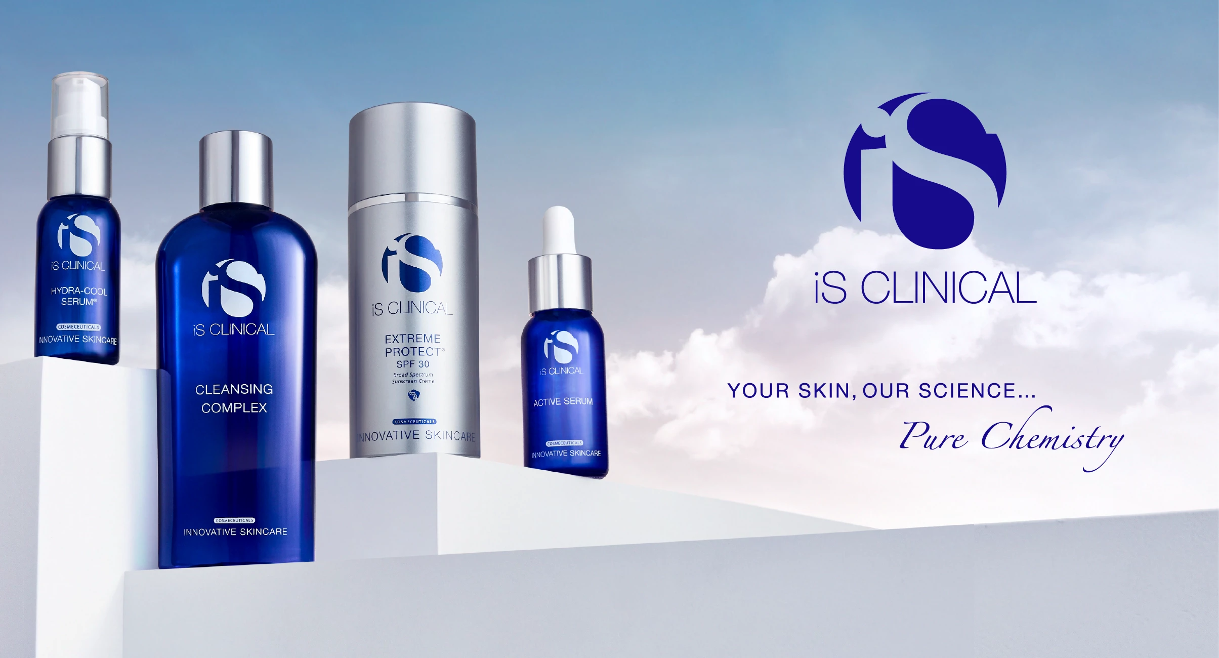 Fire hudpleieprodukter fra iS Clinical. Produktene er plassert på hvite kuber mot en himmel med skyer i bakgrunnen. Teksten «Your Skin, Our Science... Pure Chemistry» og iS Clinical-logoen er synlige til høyre.