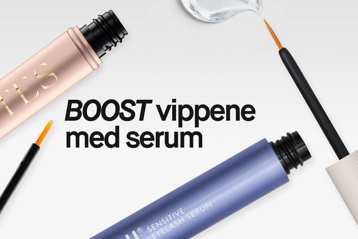 Teksten “BOOSTA fransarna med serum” vises sammen med øyevippeserum i tuber, applikatorbørster og en dråpe transparent serum.