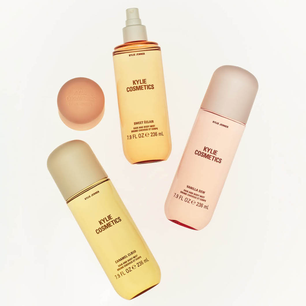 Kylie Cosmetics Hair and Body Mist kolmessa eri tuoksussa vaalealla taustalla, tyylikkäästi aseteltuna