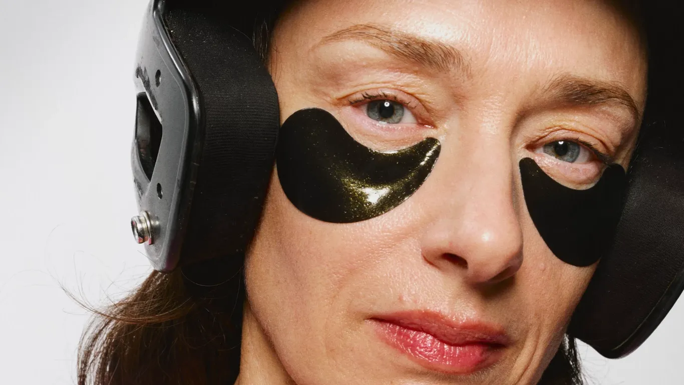 Kvinne med boksehjelm og svart øyemaske