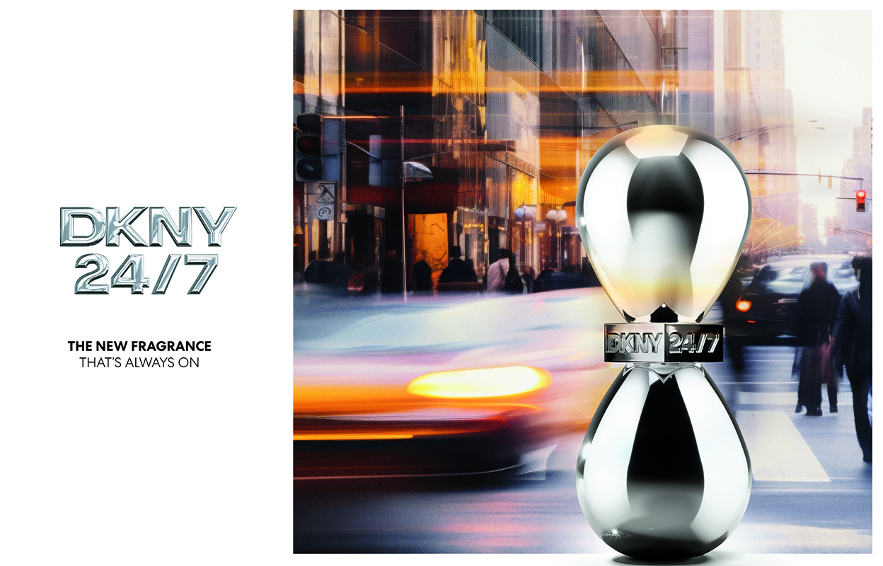 En parfymeflaske fra merket DKNY, formet som et timeglass og merket «DKNY 24/7». Til venstre for flasken står teksten «DKNY 24/7 The New Fragrance That´s Always On». Bakgrunnen viser et bymiljø med uskarpe lys og bevegelser, noe som skaper en følelse av dynamikk og aktivitet.