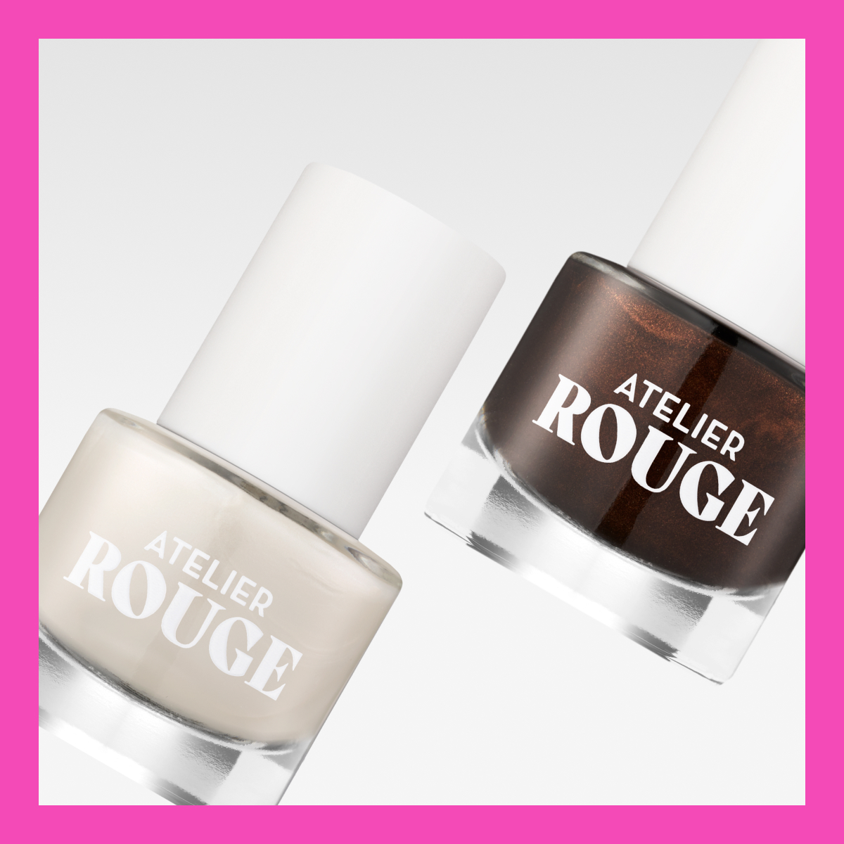 Kaksi kynsilakkaa Atelier Rougelta. Toinen on beige, jossa on valkoinen teksti ja valkoinen korkki, ja toinen on tummanruskea, jossa on valkoinen teksti ja valkoinen korkki.