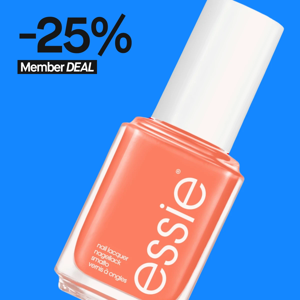 Essie-kynsilakkapullo korallin sävyssä. Kynsilakkapullossa on valkoinen korkki, ja se näkyy kirkkaan sinistä taustaa vasten, jossa teksti '25% Member DEAL' mustalla ja valkoisella.