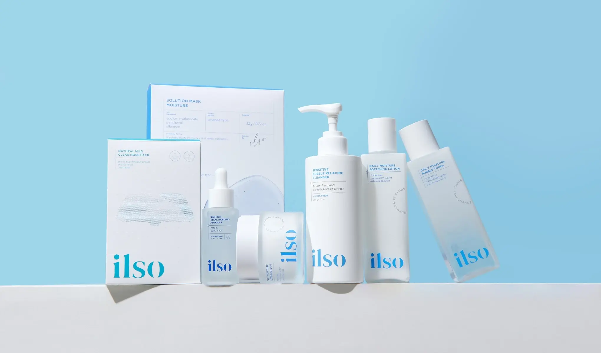 Ilso-produkter, som fuktighetskremer, ampuller og ansiktsvann, er plassert på en lyseblå bakgrunn.