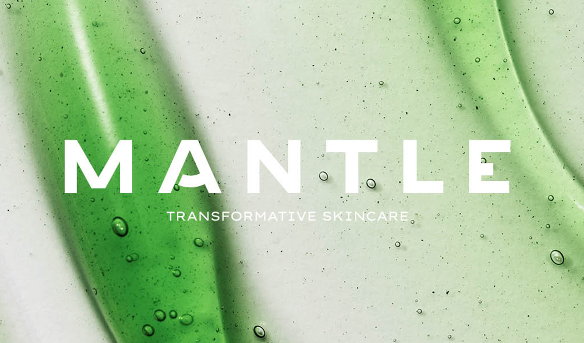 Lähikuva vihreästä ja läpinäkyvästä geelitekstuurista, kuvan yläpuolella teksti ”MANTLE - Transformative Skincare” valkoisella.