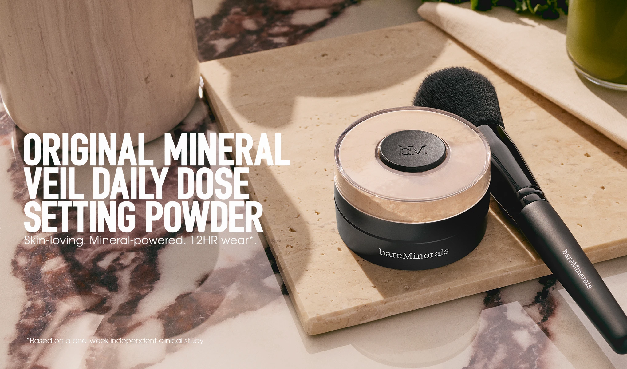 bareMinerals Original Mineral Veil Daily Dose Setting Powder og en bareMinerals sminkekost på en steinflate. Innebygd tekst: 'ORIGINAL MINERAL VEIL DAILY DOSE SETTING POWDER. Hudvennlig. Mineraldrevet. 12 timers hold*. *Basert på en uavhengig klinisk studie over én uke'.