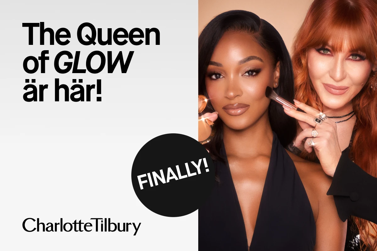 Reklambild för Charlotte Tilbury med texten "The Queen of GLOW är här!" och "FINALLY!". Två personer syns, varav en håller en sminkborste. Den ena personen har mörkt hår och bär en svart klänning, medan den andra personen har rött hår och bär flera ringar och ett halsband. Bakgrunden är ljus och logotypen för Charlotte Tilbury är synlig längst ner.