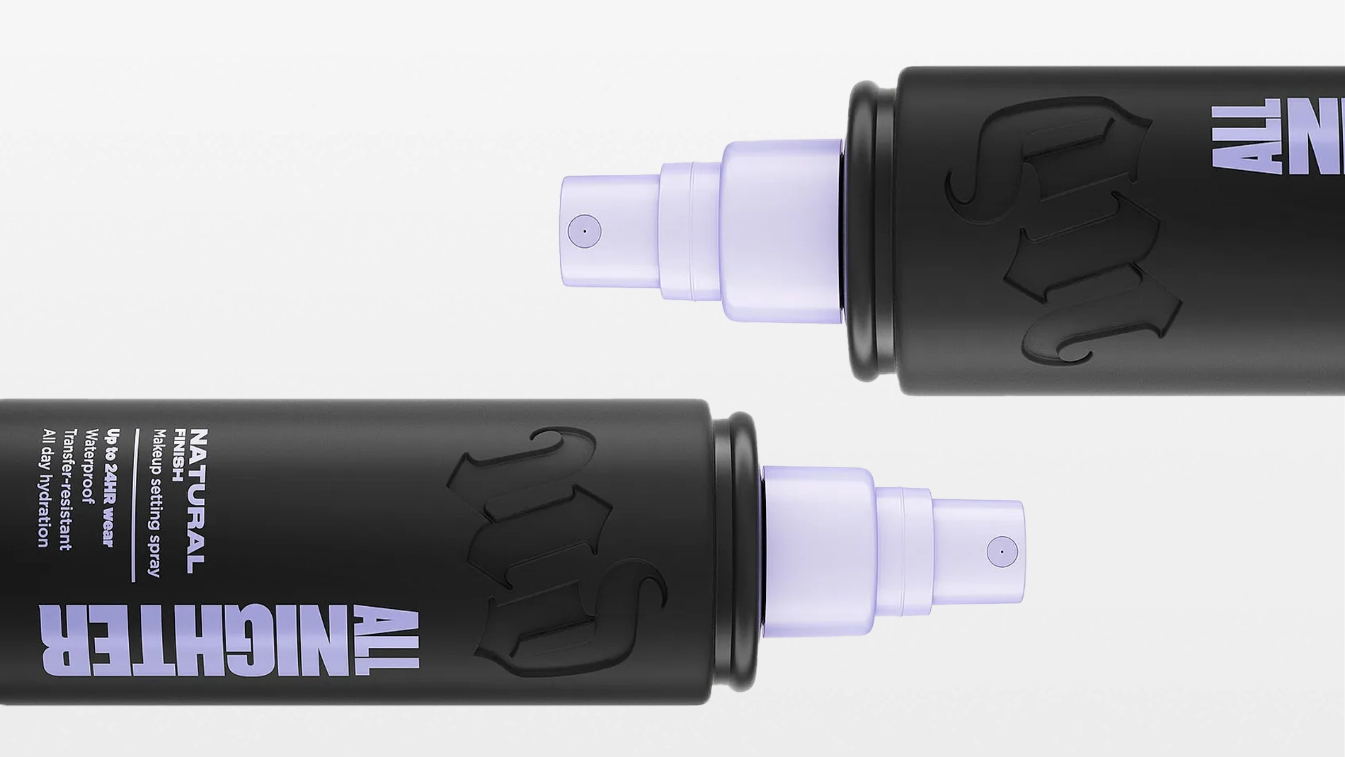 Urban Decay All Nighter makeup setting spray i svart flaska med lila spraymunstycke, en liggande och en stående. Synlig text: “ALL NIGHTER”, “NATURAL finish”, “Waterproof”, “Up to 16h wear”, “Makeup setting spray” och “All day hydration”.