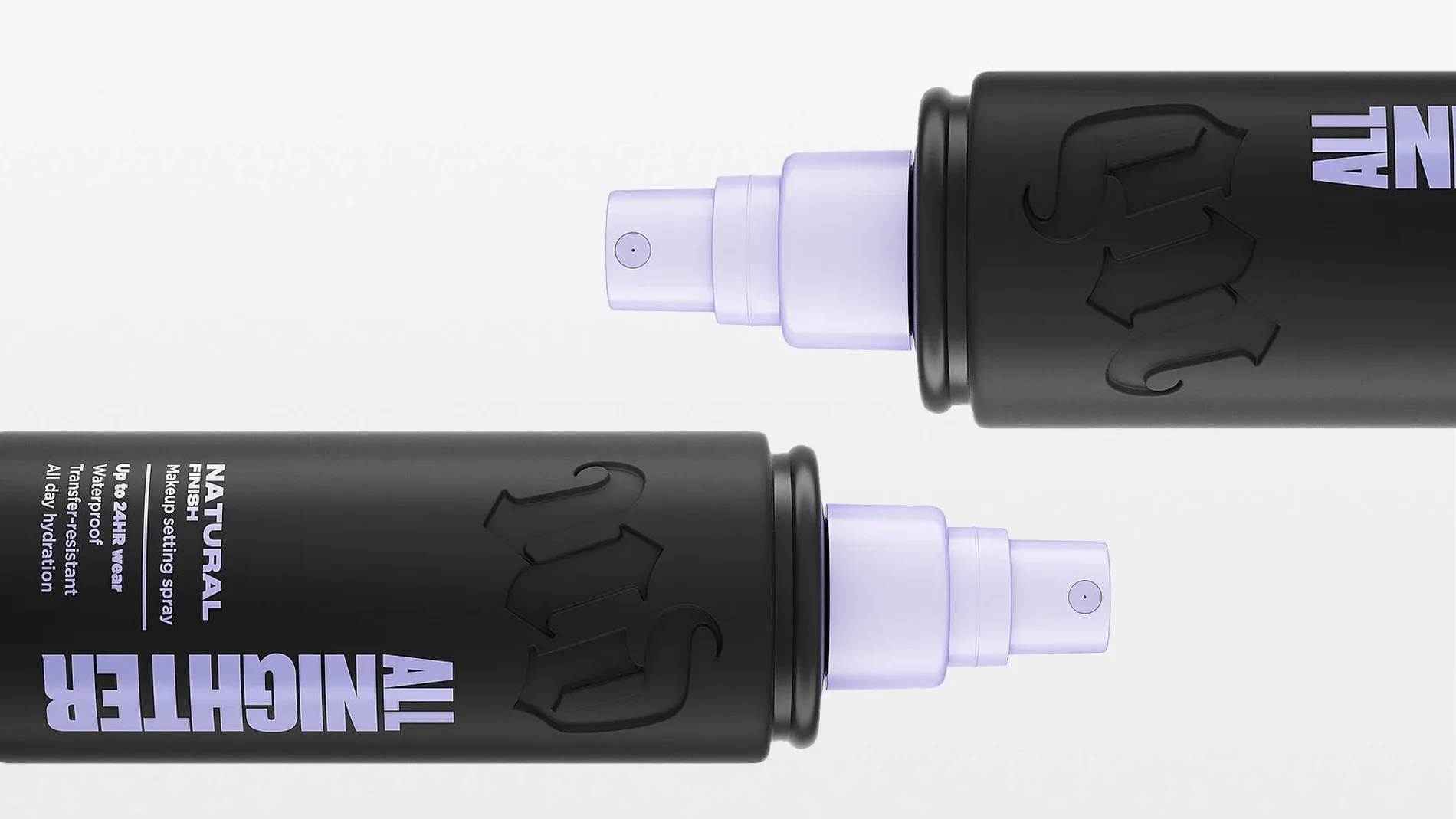 Urban Decay All Nighter makeup setting spray i svart flaska med lila spraymunstycke, en liggande och en stående. Synlig text: “ALL NIGHTER”, “NATURAL finish”, “Waterproof”, “Up to 16h wear”, “Makeup setting spray” och “All day hydration”.