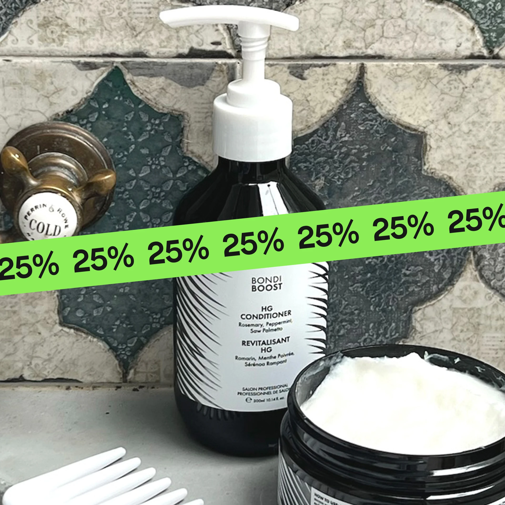 Nærbilde av “Bondi Boost HG Conditioner” med pumpe og etikett med teksten “Revitalisant HG” og ingredienser som “Rosemary, Peppermint, Saw Palmetto”, med en grønn “25%”-banner over bildet.