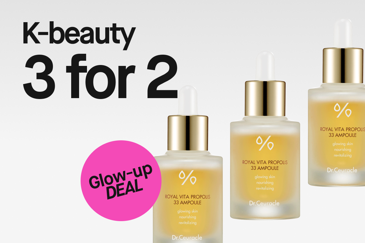 Tre like serum i glassflaske med gult innehold fra Dr. Ceruacle på lys grå brakgrunn. Glow up deal står skrevet i en rosa runding