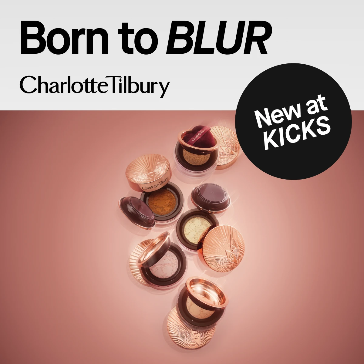 Bred Charlotte Tilbury-kampanjbild med flera öppna och stängda roséguldfärgade Born to Blur-puderdosor mot rosa bakgrund. Texten ”Born to BLUR”, ”Charlotte Tilbury” och ”New at KICKS” syns i bilden.