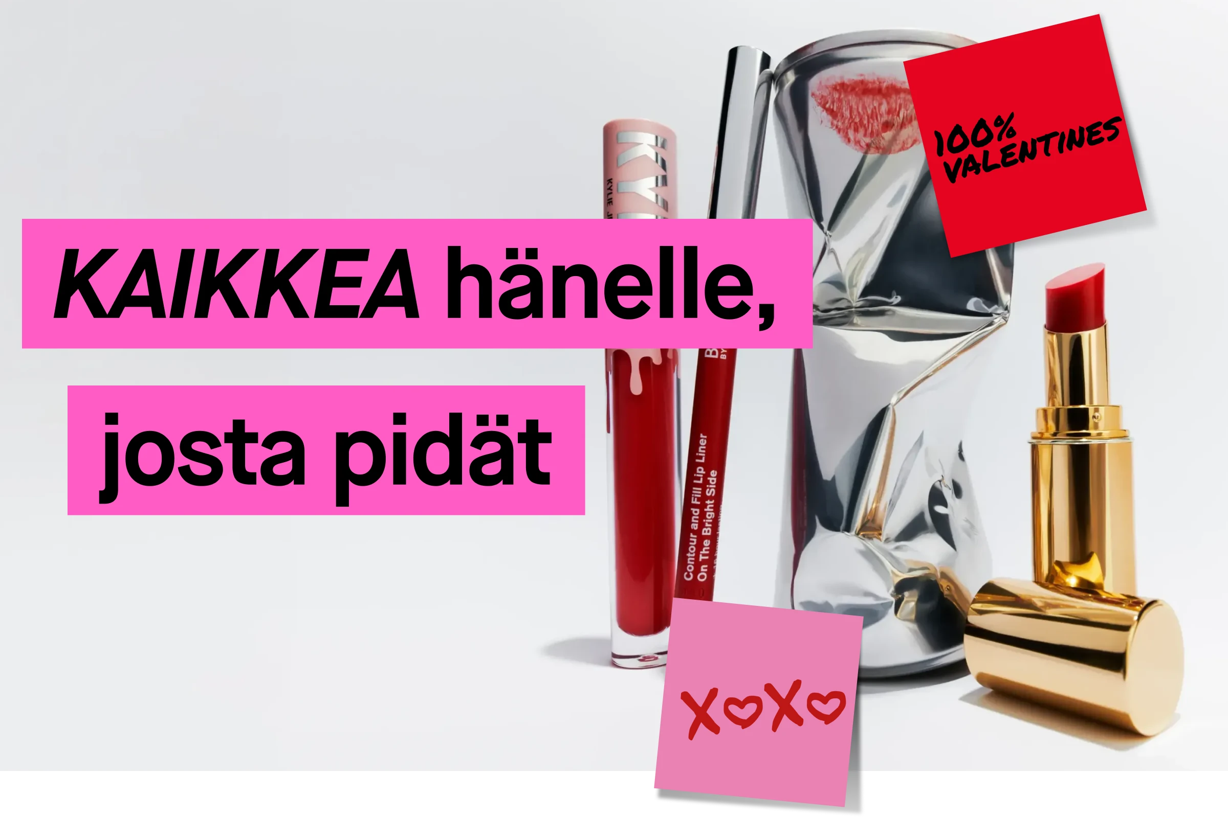 Kauneustuotteita väljästi aseteltuna vaaleaa taustaa vasten. Kuvassa näkyy punainen huulikiilto, punainen huultenrajauskynä, kullanvärinen huulipuna ja hopeanvärinen koriste. Vasemmalla on vaaleanpunaisia tekstilaatikoita, joissa lukee ”ALLT”, ”till den” ja ”du gillar”. Mukana on punainen lappu tekstillä ”100% Valentines” sekä vaaleanpunainen lappu tekstillä ”XOXO”.