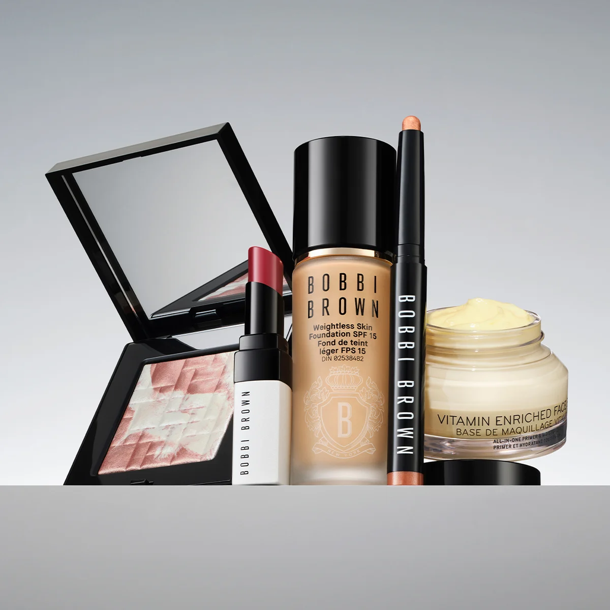 Bobbi Brown -meikkituotteet: Vitamiineilla rikastettu kasvovoide, painoton ihon meikkivoide SPF 15, huulipuna, korostusväri ja silmämeikkikynä.