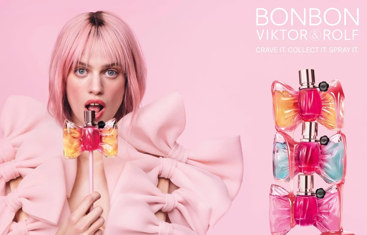 Kolme Viktor&Rolf Bonbon -hajuvesipulloa on pinottu päällekkäin vaaleanpunaista taustaa vasten. Pulloissa on rusetin muotoinen design vaaleanpunaisen, oranssin ja vaaleansinisen sävyissä, ja kuvassa näkyy teksti: "BONBON" ja "VIKTOR&ROLF".