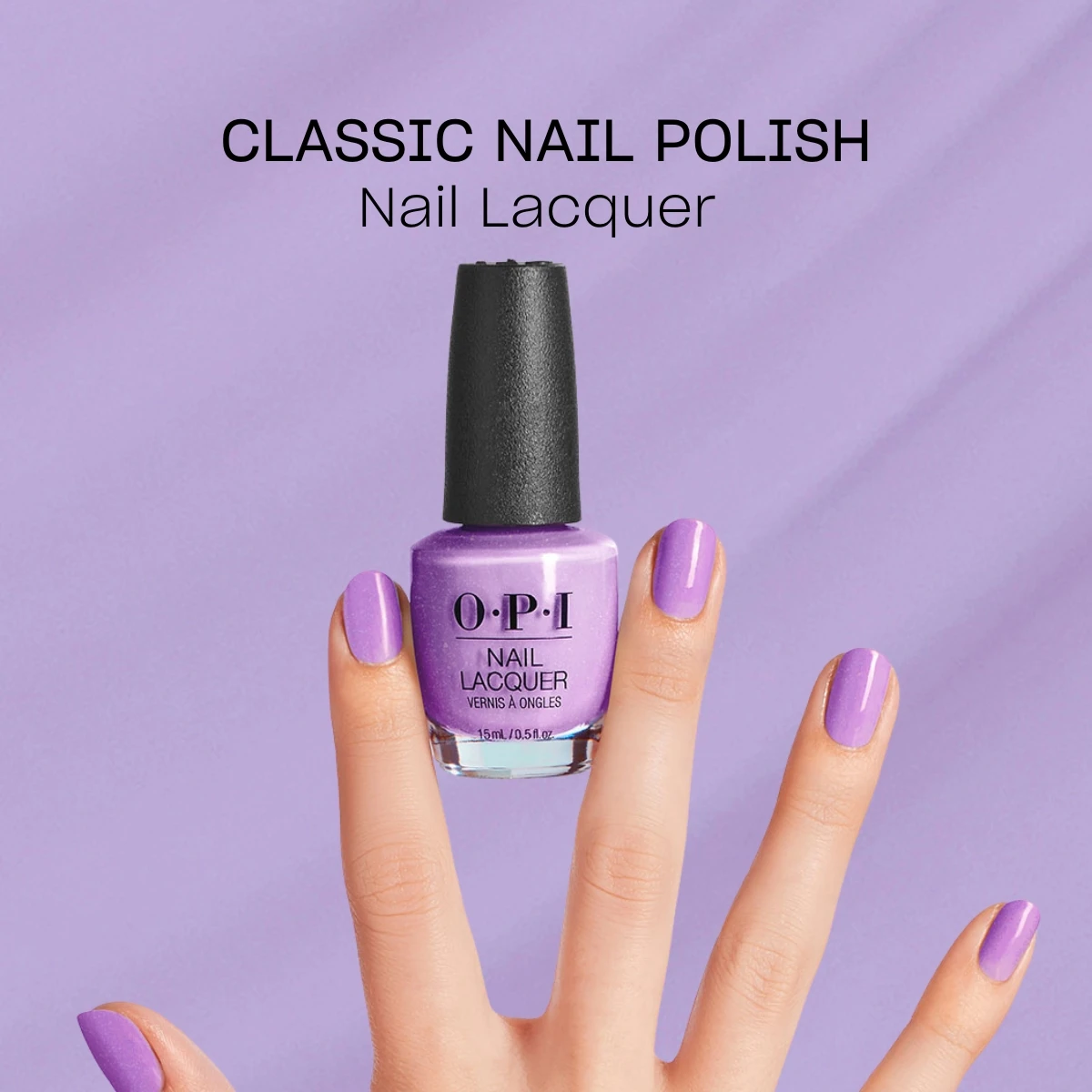 En hånd med lilla neglelakk fra merket OPI. Bakgrunnen er lilla og teksten «Classic Nail Polish Nail Lacquer» står over neglelakkflasken.