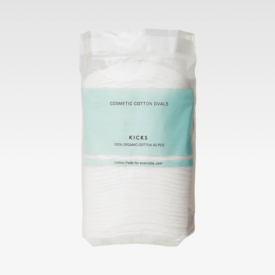 KICKS Cosmetic Cotton Ovals -vanulappupakkaus valkoisessa muovikääreessä vaaleansinisellä etiketillä. Pakkauksessa näkyvät tekstit “COSMETIC COTTON OVALS”, “KICKS”, “100% ORGANIC COTTON 40 PCS” ja “Cotton Pads for everyday use!”.