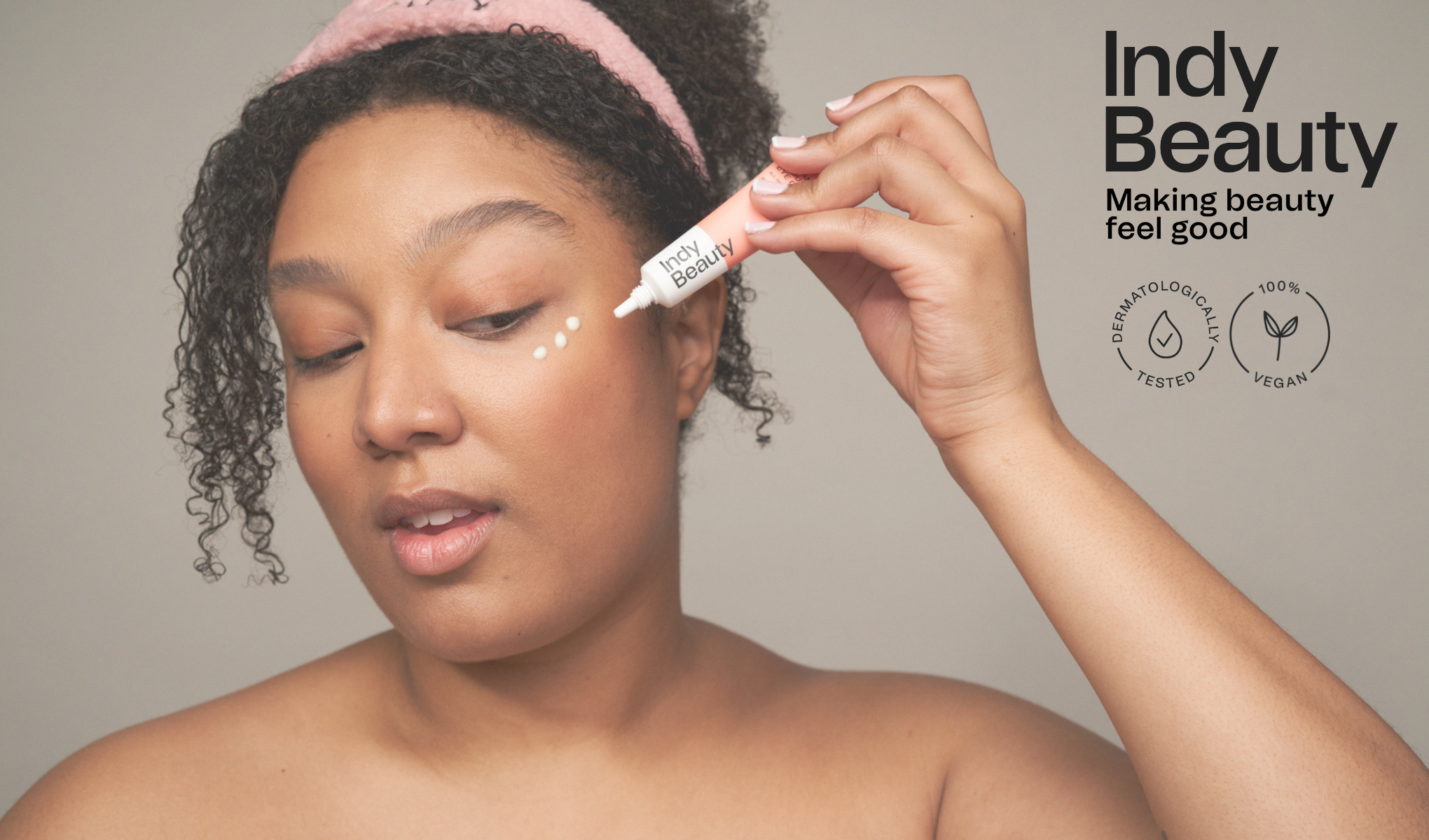 Indy Beauty-varumärket framhäver känslan av skönhet, som är dermatologiskt testad och 100% vegansk. En person håller produkten i handen.