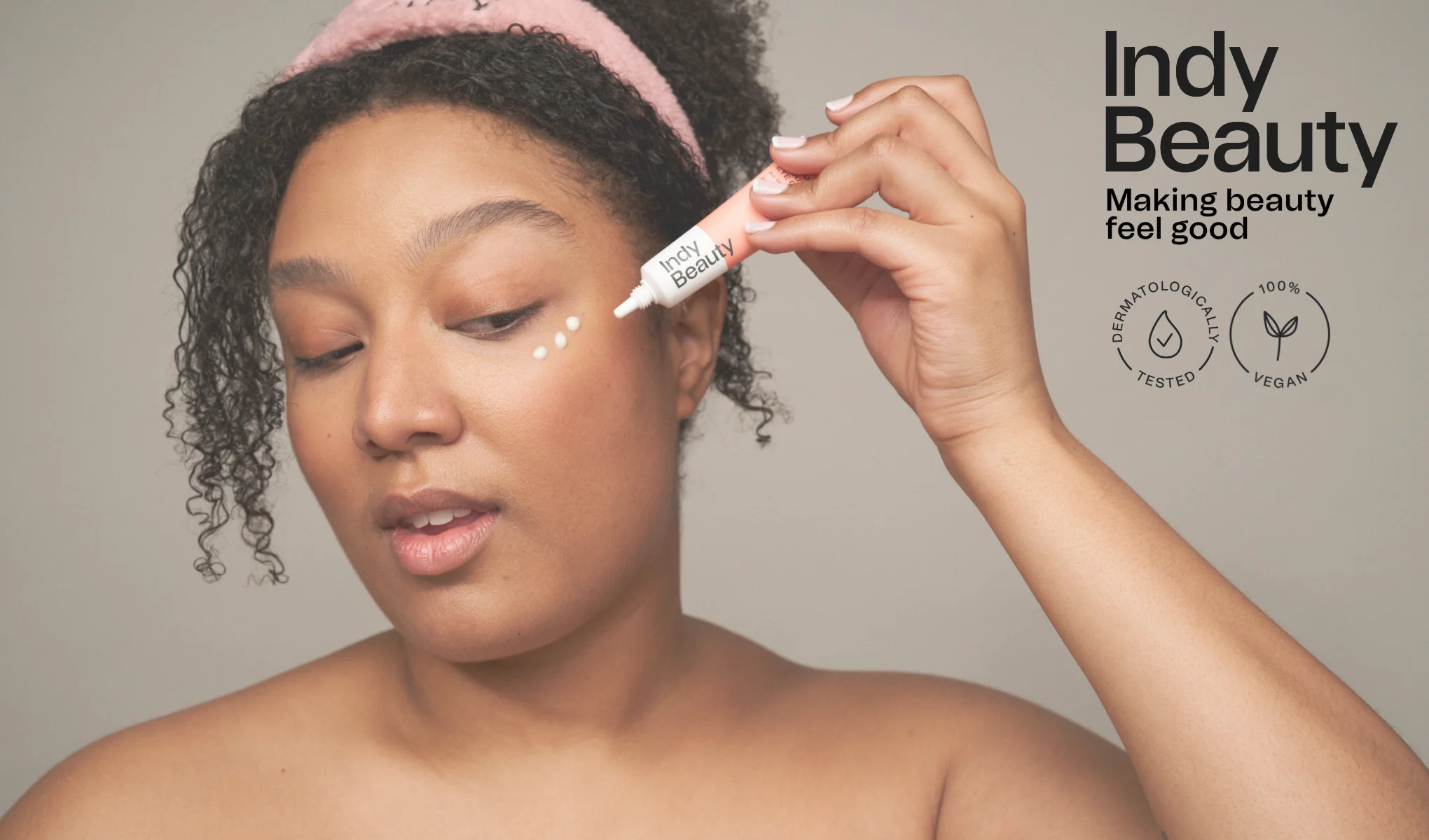 Indy Beauty-varumärket framhäver känslan av skönhet, som är dermatologiskt testad och 100% vegansk. En person håller produkten i handen.